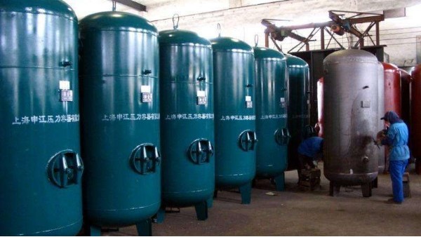 螺桿空壓機(jī)配套設(shè)備儲氣罐的使用介紹